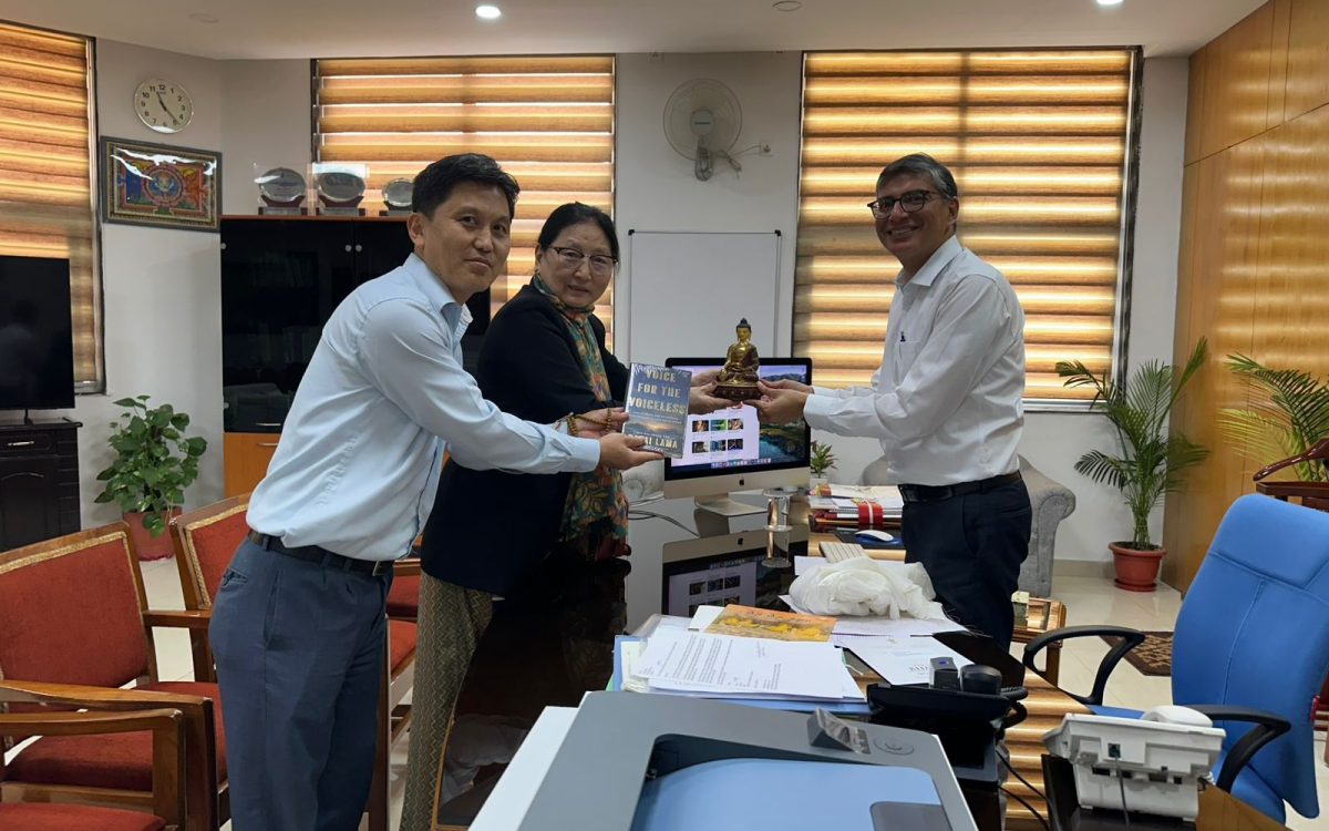 Kalon Tharlam Dolma Changra Pays a Courtesy Call on New KVS Commissioner Vikas Gupta in Delhi