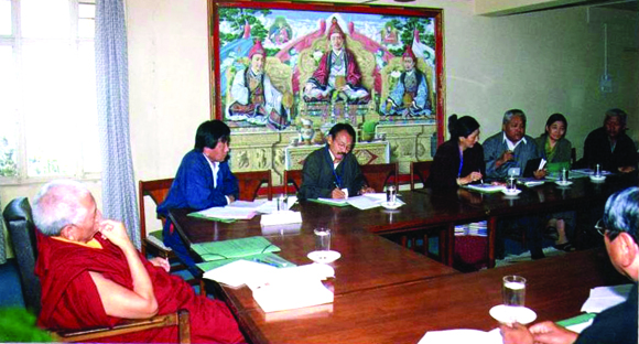 ཕྱི་ལོ་ ༢༠༠༥ བཞུགས་སྒར་གངས་སྐྱིད་དུ་སློབ་གྲྭ་ཁག་གི་འཛིན་སྐྱོང་ཚོགས་ཆེན་སྐབས་བཀའ་བློན་ཁྲི་པ་མཆོག་གིས་བཀའ་ཤག་ལྷན་ཚོགས་ཁང་ནང་ཚོགས་ཆུང་ཞིག་གི་དབུ་བཞུགས་གནང་བཞིན་པ། གཡས་ནས་བརྩིས། ༡༽ བཀའ་བློན་ཁྲི་པ་མཁས་དབང་ཟམ་གདོང་རིན་པོ་ཆེ། ༢༽ རྡོར་གླིང་སློབ་སྤྱི་བཀྲ་ཤིས་དོན་གྲུབ། ༣༽ ཧོན་སུར་སློབ་དགེ་ངག་དབང་ཆོས་གྲགས། ༤༽ བྷེལ་ཀོབ་སློབ་སྤྱི་ཐར་ལམ་སྒྲོལ་མ། ༥༽ སུ་ཇ་བོད་ཁྱིམ་འགན་འཛིན་དངོས་གྲུབ་དབང་འདུད། ༦༽ བོད་ཁྱིམ་དགེ་འོས་སློབ་སྤྱི་པདྨ་དབྱངས་སྒྲོན། ༧༽ ལ་དྭགས་བོད་ཁྱིམ་འགན་འཛིན་ཚེ་རིང་དཔལ་ལྡན། ༧༽ མིག་ཤེལ་ཅན་དེ་སུ་ཡིན་ངོ་མ་ཆོད།