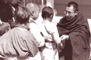 ༸གོང་ས་མཆོག་གིས་བོད་ཕྲུག་ཚོར་ཐུགས་བརྩེས་སྐྱོང་བཞིན་པ།