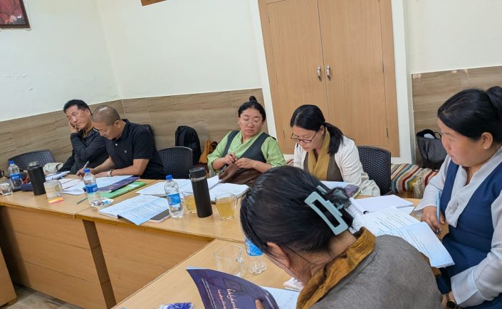 གཞི་རིམ་བར་མའི་སྤྱི་ཚོགས་ཚན་རིག་སློབ་དེབ་ཁག་ལ་བསྐྱར་ཞིབ་ཚོགས་འདུ་བསྐོང་ཚོགས་གནང་བ།