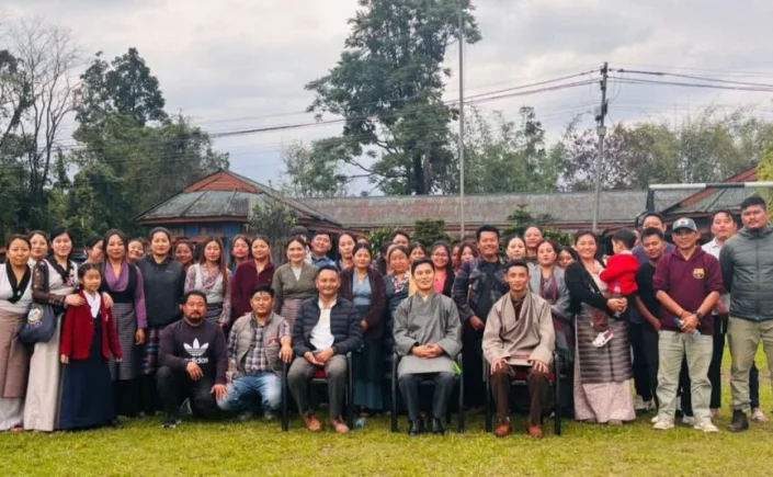 ཤེས་རིག་དྲུང་ཆེ་འཇིགས་མེད་རྣམ་རྒྱལ་ལགས་ཀྱིས་རྒྱ་གར་བྱང་ཤར་ཏེ་ཛུ་དར་རྒྱས་གླིང་གི་སློབ་གྲྭར་གཞུང་འབྲེལ་འཚམས་གཟིགས་གནང་།