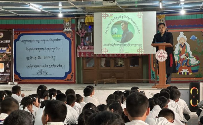 ཤེས་རིག་དྲུང་ཆེ་འཇིགས་མེད་རྣམ་རྒྱལ་ལགས་ཀྱིས་སཾ་བྷོ་ཊ་མེའོ་ཆོས་འཕེལ་གླིང་དུ་འཚམས་གཟིགས་གནང་བ།