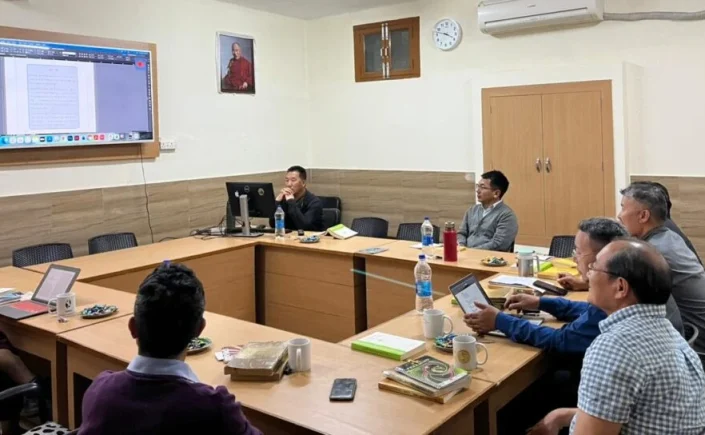 གཞི་རིམ་གོང་མའི་བོད་ཡིག་བསླབ་གཞིའི་རྩ་འཛིན་དང་སློབ་དེབ་བསྐྱར་ཞིབ་ཚོགས་འདུ།