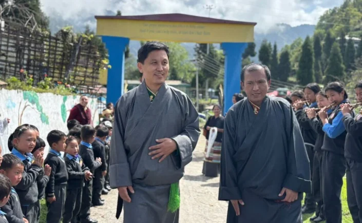 ཤེས་རིག་དྲུང་ཆེ་འཇིགས་མེད་རྣམ་རྒྱལ་ལགས་བསྟན་འཛིན་སྒང་སམ་བྷོ་ཊ་སློབ་གྲྭ་དང་གཞིས་ཆགས་སུ་འཚམས་གཟིགས་གནང་བ།