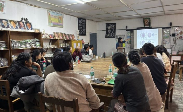 ཤེས་རིག་ལས་ཁུངས་ནས་རྒྱ་གར་བྱང་ཤར་ཁུལ་གྱི་བོད་སློབ་ཁག་ཏུ་ཡོངས་ཚུད་ཤེས་ཡོན་ཐོག་ཟབ་སྦྱོང་ཕུལ་བ།