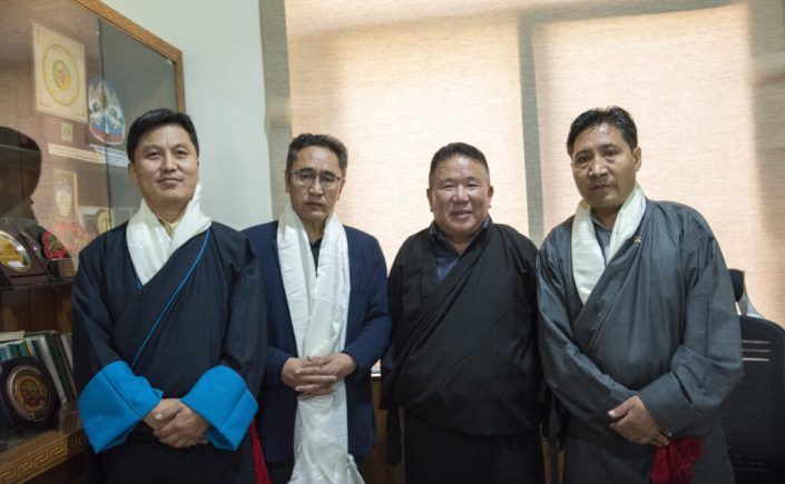 ཀརྨ་ཆོས་དབྱིངས་ལགས་ཀྱིས་ཤེས་རིག་དྲུང་ཆེའི་ལས་ཁུར་ཞུས་པ། ཀརྨ་ཆོས་དབྱིངས་ལགས་ཀྱིས་ཤེས་རིག་དྲུང་ཆེའི་ལས་ཁུར་ཞུས་པ།