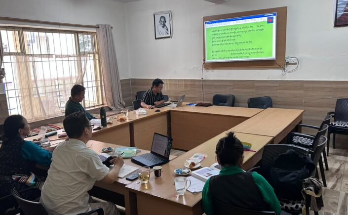 འཇིག་རྟེན་ཀུན་ཁྱབ་ཀྱི་བཟང་སྤྱོད་བསླབ་གཞིའི་བོད་སྒྱུར་དེབ་ལ་བསྐྱར་ཞིབ་དང་ཞུ་དག་ཚོགས་འདུ།