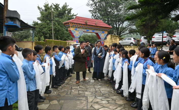 ཤེས་རིག་བཀའ་བློན་མཆོག་གིས་མེས་དབོན་གཙུག་ལག་དཔེ་སྟོན་སློབ་གྲྭ་དང་། ཤེས་རབ་དགའ་ཚལ་སློབ་གླིང་། སཾ་བྷོ་ཊ་སྤྱི་ཁྱབ་ཡིག་ཚང་བཅས་སུ་གཞུང་འབྲེལ་འཚམས་གཟིགས་གནང་བ།
