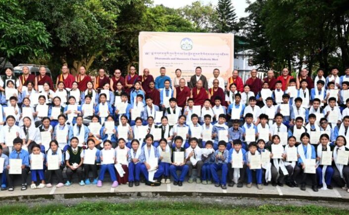 དྷ་ས་དང་མ་སུ་རི་ཁུལ་གྱི་གཏན་ཉིན་སློབ་གྲྭ་ཁག་གི་རིགས་ལམ་འདུ་འཛོམས་ལེགས་པར་མཇུག་སྒྲིལ་བ།
