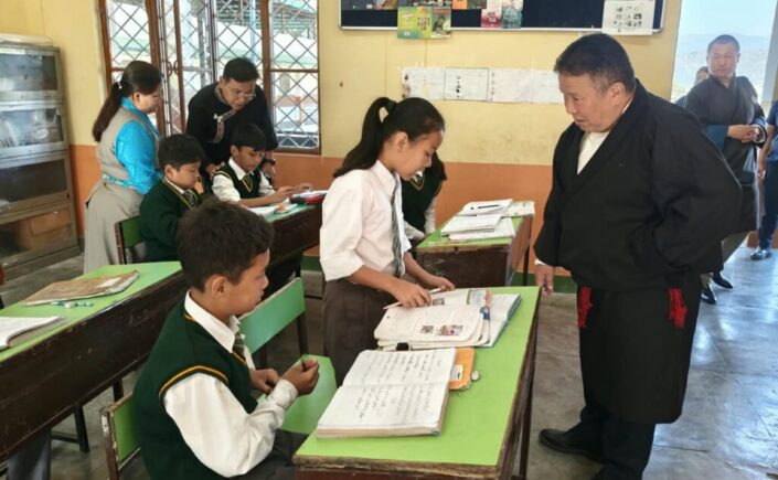ཤེས་རིག་བཀའ་བློན་མཆོག་གིས་སྡེ་ར་ལྡུན་ཁུལ་དུ་གཞུང་འབྲེལ་འཚམས་གཟིགས་གནང་བ།