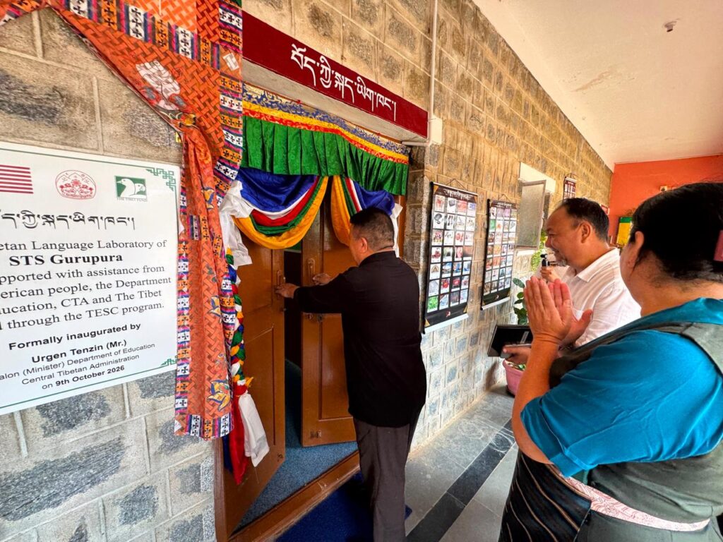 ཤེས་རིག་བཀའ་བློན་མཆོག་གིས་ཀོ་ལི་གྷལ་དང་ཧོན་སུར་བོད་སློབ་ཁག་ཏུ་གཟིགས་སྐོར་གནང་བ།