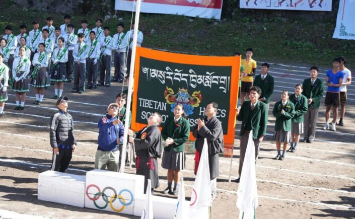 ཤེས་རིག་བཀའ་བློན་མཆོག་མ་སུ་རི་བོད་ཁྱིམ་གྱི་ཁང་ཚན་ནང་ཁུལ་རྒྱུག་མཆོང་འཕེན་གསུམ་གྱི་རྩེད་འགྲན་ཐེངས་ ༣༣ པའི་སྐུ་མགྲོན་གཙོ་བོར་ཕེབས་པ།